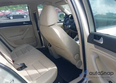 2010 Volkswagen Jetta Limited Edition z USA, uszkodzony, nr VIN 3VWRZ7AJ7AM158036